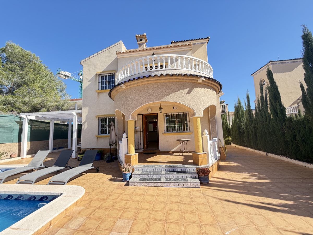 For sale - 3 Bedroom 2 Bathroom Villa in Villamartin - , Villamartin, Alicante, Spain - Alicante
