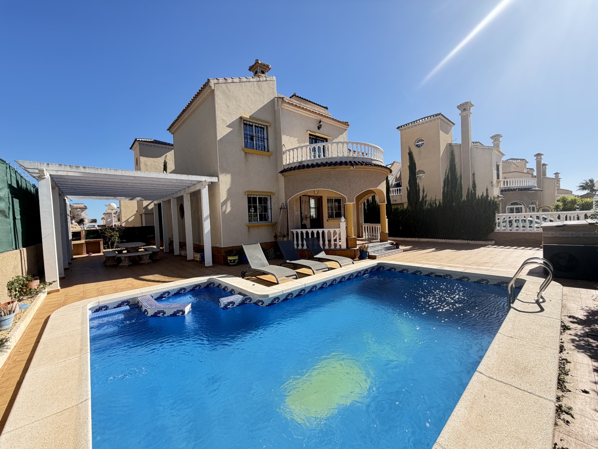 For sale - 3 Bedroom 2 Bathroom Villa in Villamartin - , Villamartin, Alicante, Spain - Alicante