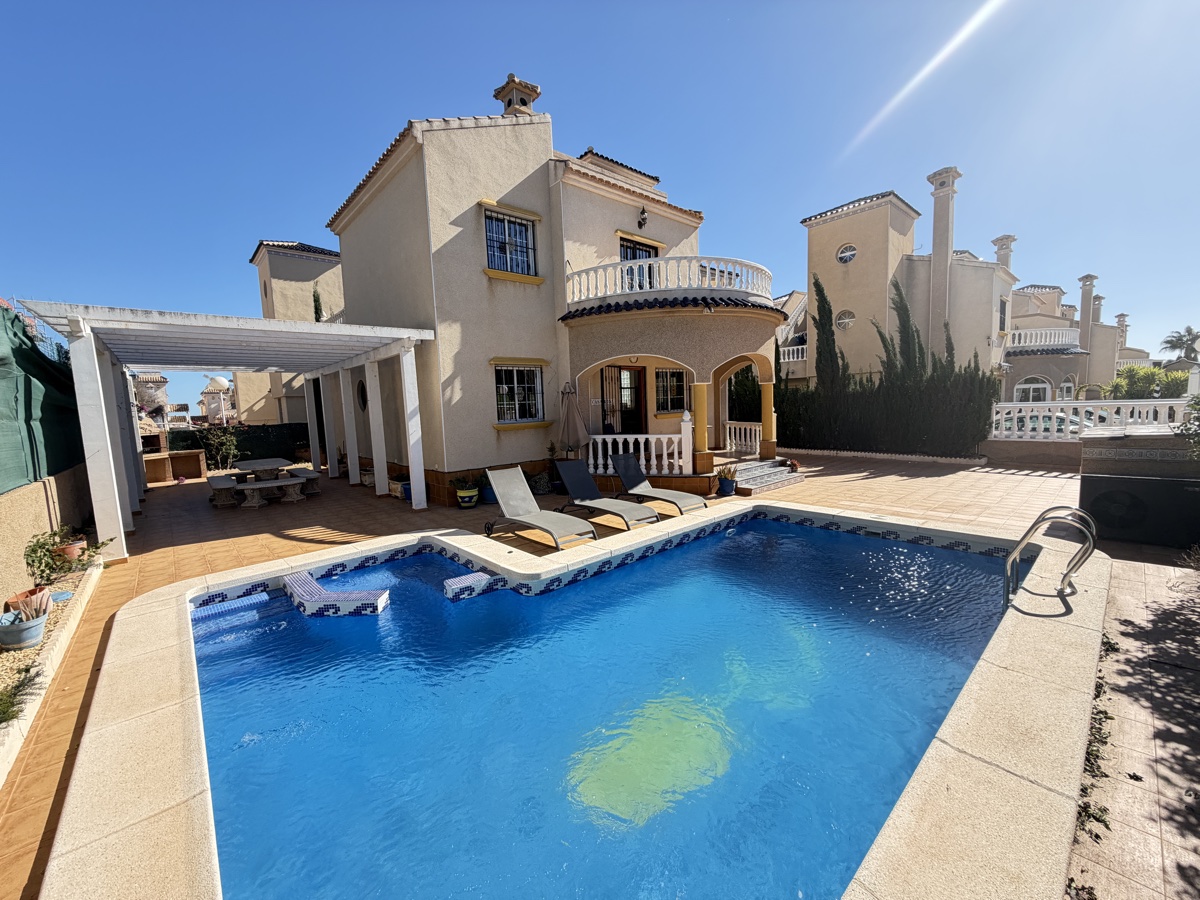 For sale - 3 Bedroom 2 Bathroom Villa in Villamartin - , Villamartin, Alicante, Spain - Alicante