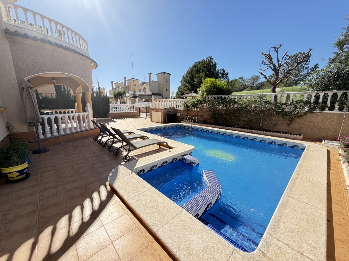 For sale - 3 Bedroom 2 Bathroom Villa in Villamartin - , Villamartin, Alicante, Spain - Alicante