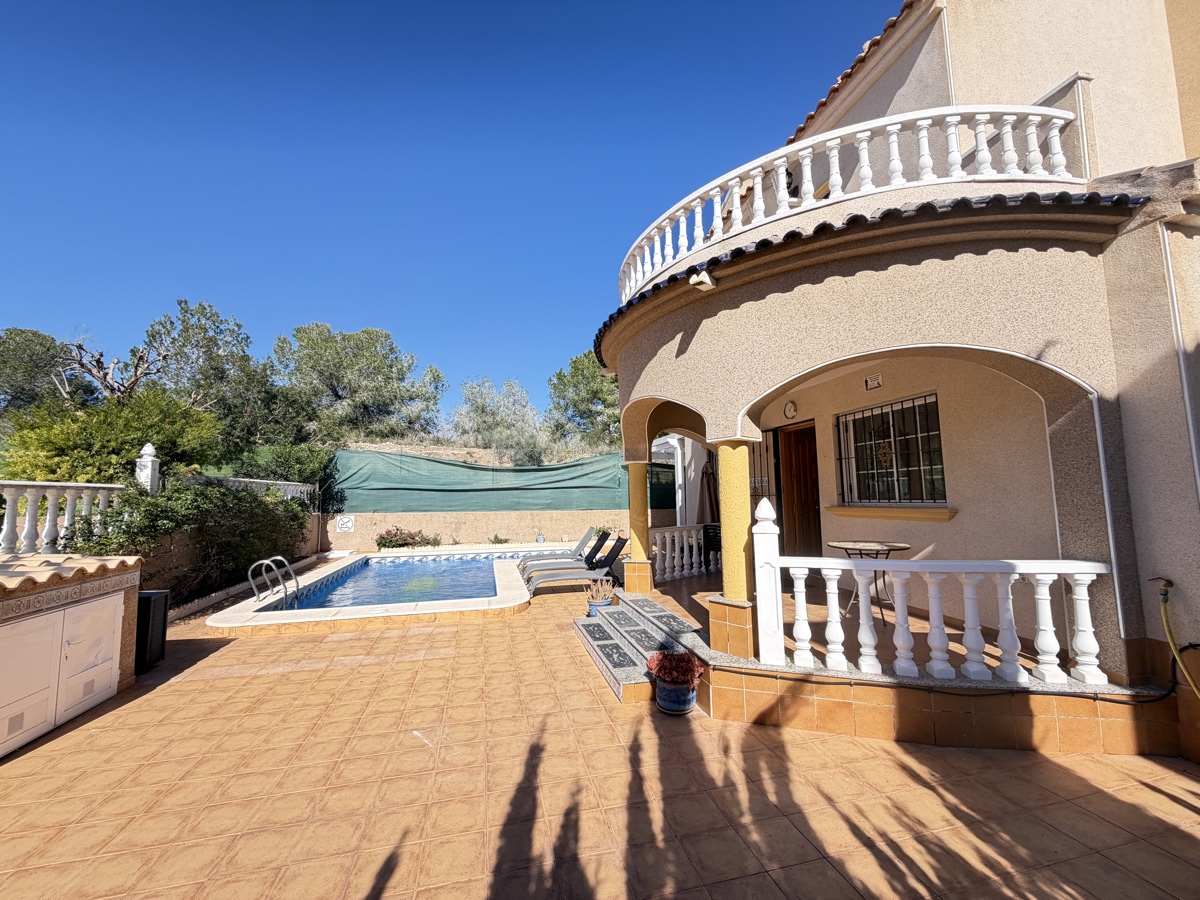 For sale - 3 Bedroom 2 Bathroom Villa in Villamartin - , Villamartin, Alicante, Spain - Alicante