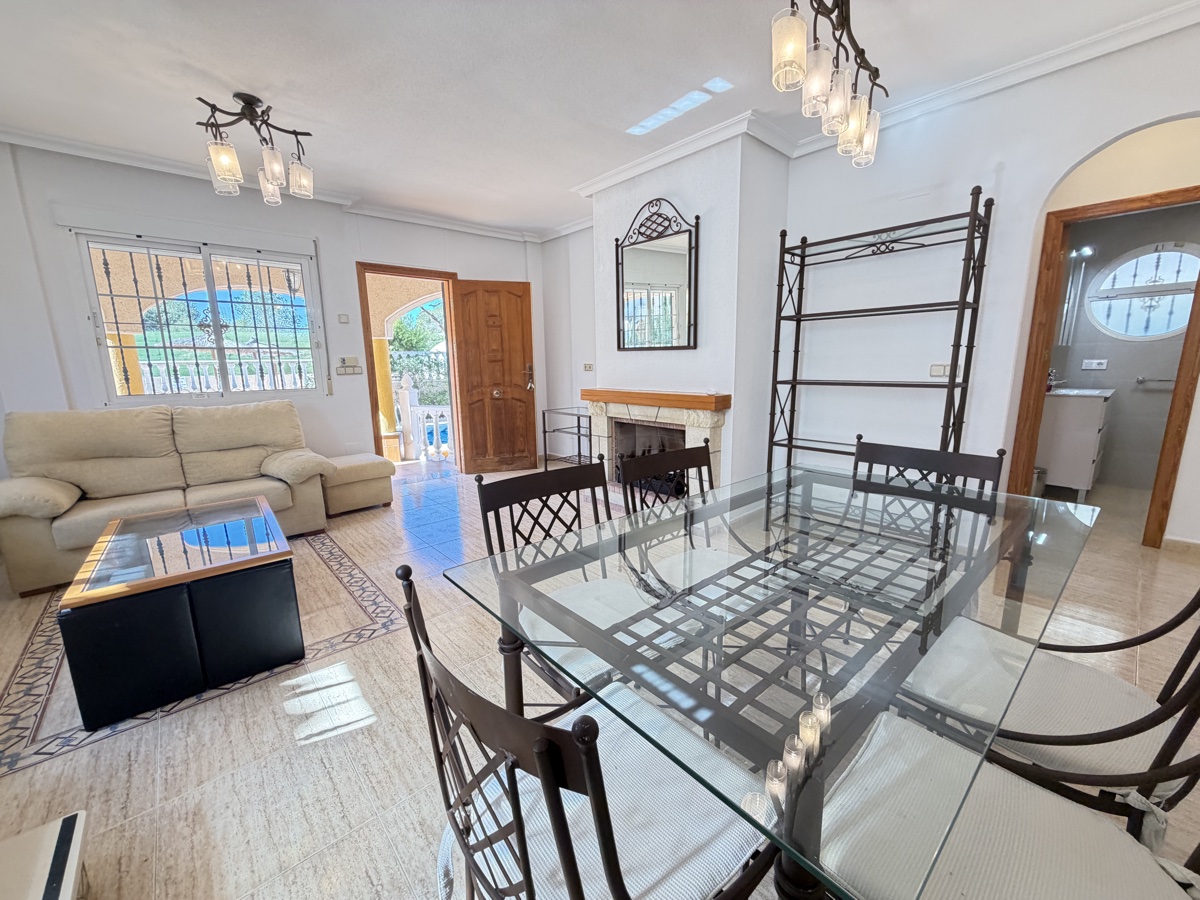 For sale - 3 Bedroom 2 Bathroom Villa in Villamartin - , Villamartin, Alicante, Spain - Alicante