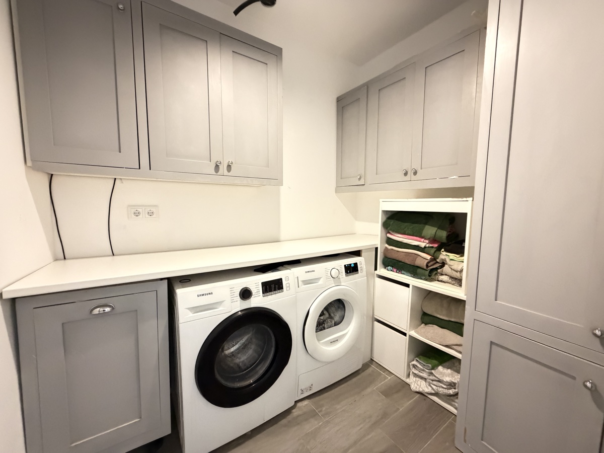 For sale - 6 Bedroom 2 Bathroom Villa in Villamartin - , Villamartin, Alicante, Spain - Alicante