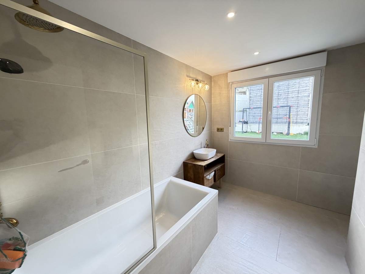 For sale - 6 Bedroom 2 Bathroom Villa in Villamartin - , Villamartin, Alicante, Spain - Alicante