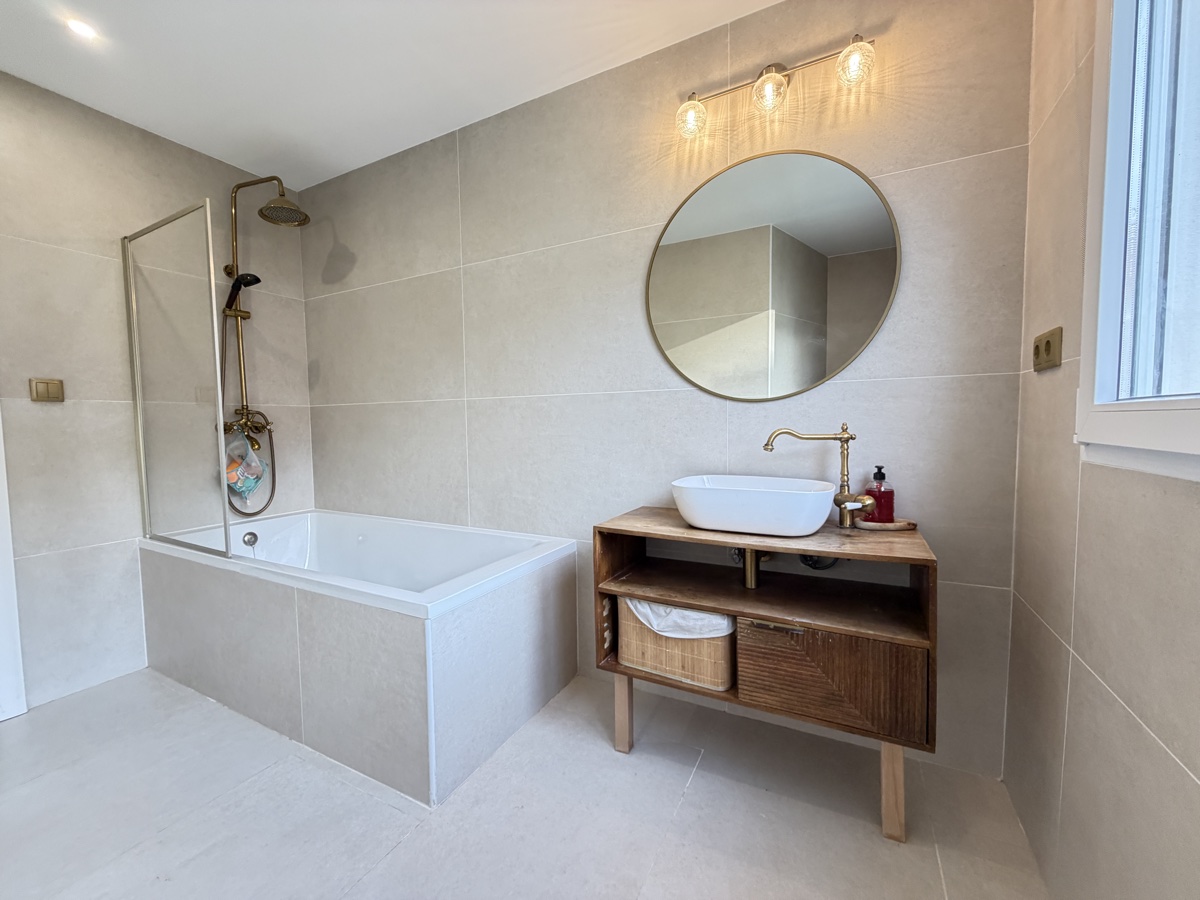 For sale - 6 Bedroom 2 Bathroom Villa in Villamartin - , Villamartin, Alicante, Spain - Alicante