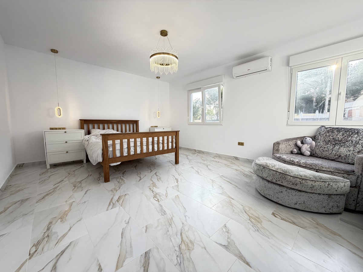 For sale - 6 Bedroom 2 Bathroom Villa in Villamartin - , Villamartin, Alicante, Spain - Alicante