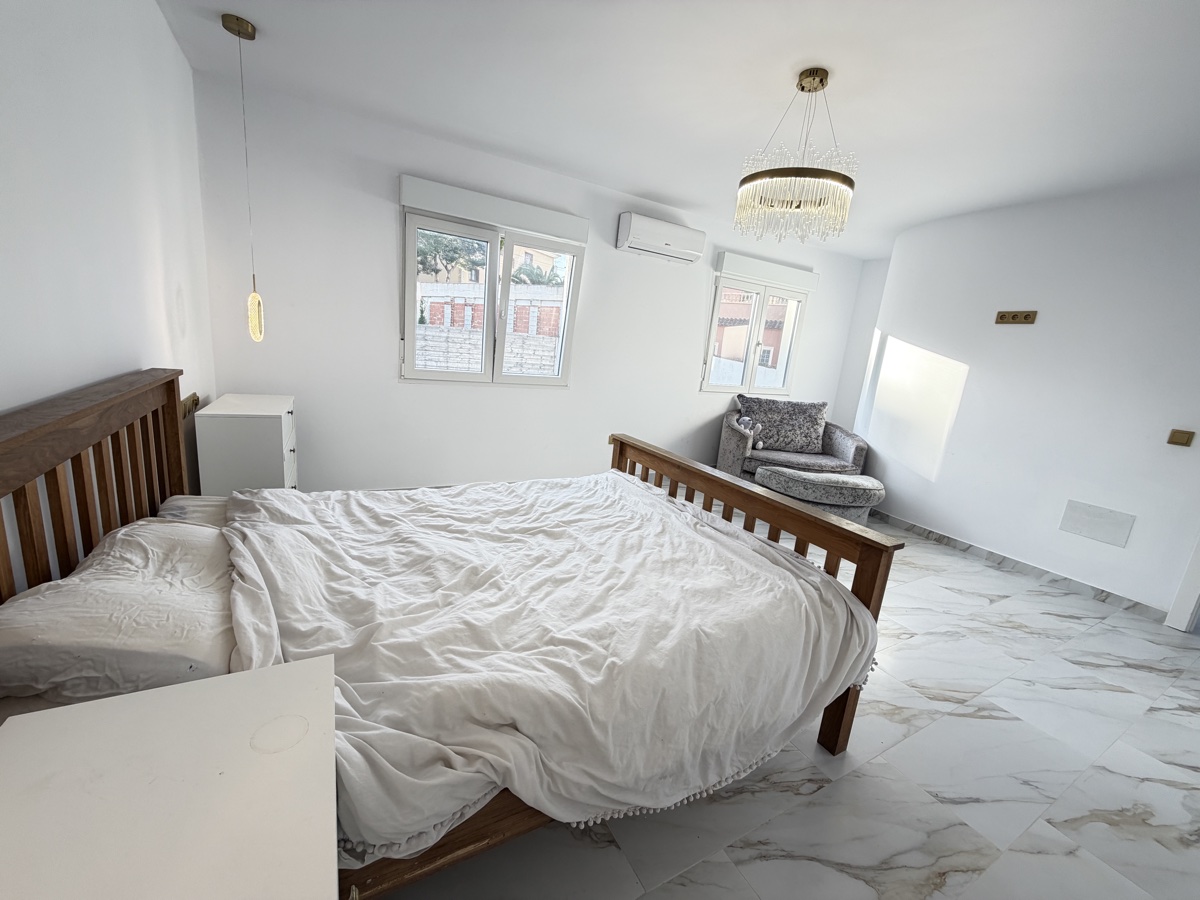 For sale - 6 Bedroom 2 Bathroom Villa in Villamartin - , Villamartin, Alicante, Spain - Alicante