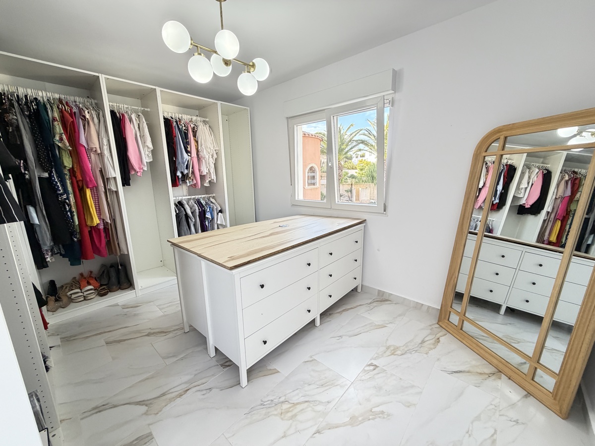 For sale - 6 Bedroom 2 Bathroom Villa in Villamartin - , Villamartin, Alicante, Spain - Alicante