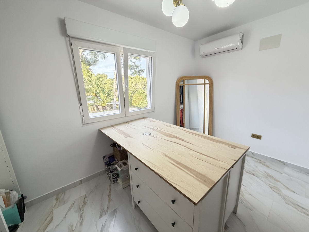 For sale - 6 Bedroom 2 Bathroom Villa in Villamartin - , Villamartin, Alicante, Spain - Alicante