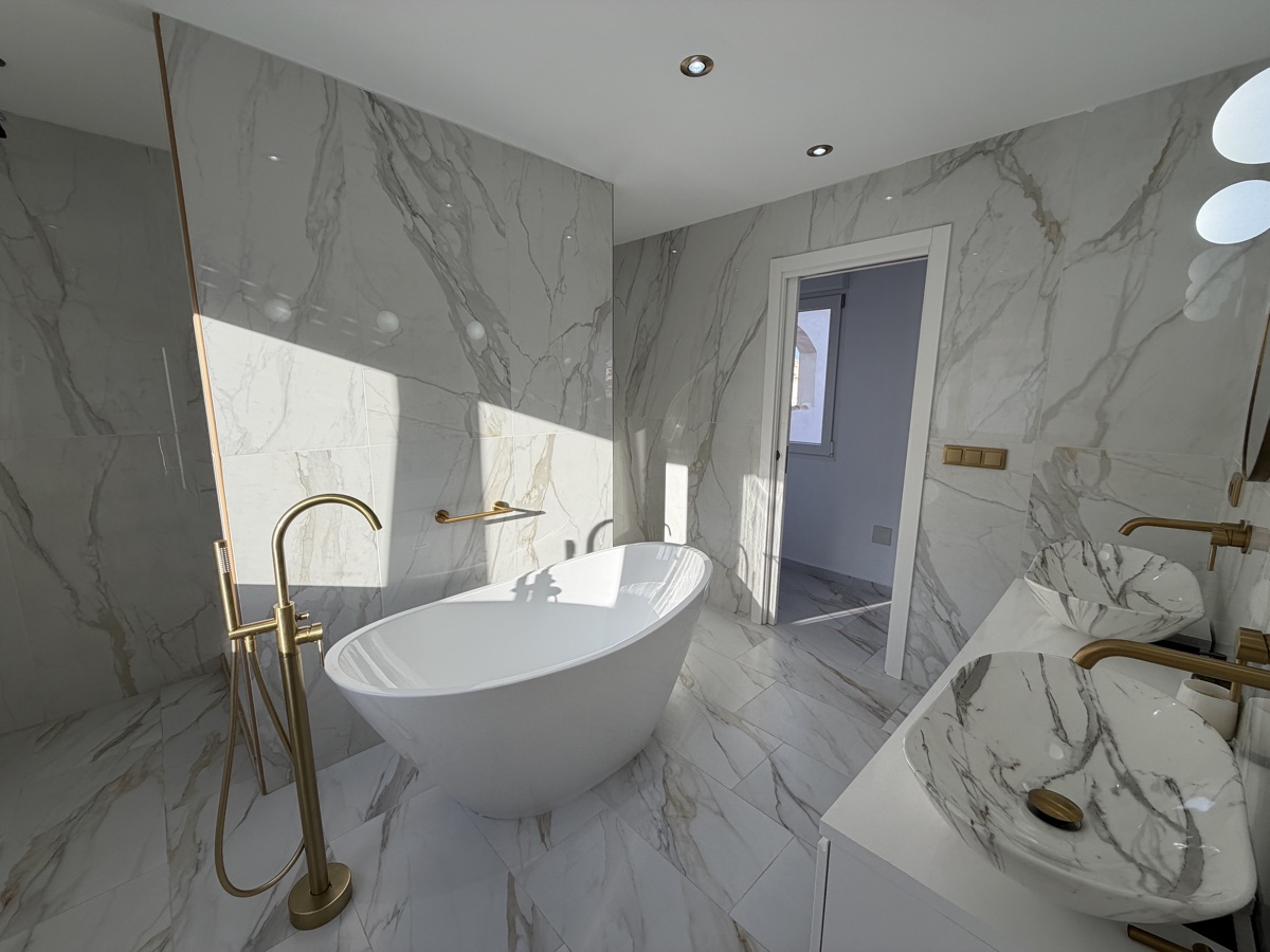 For sale - 6 Bedroom 2 Bathroom Villa in Villamartin - , Villamartin, Alicante, Spain - Alicante