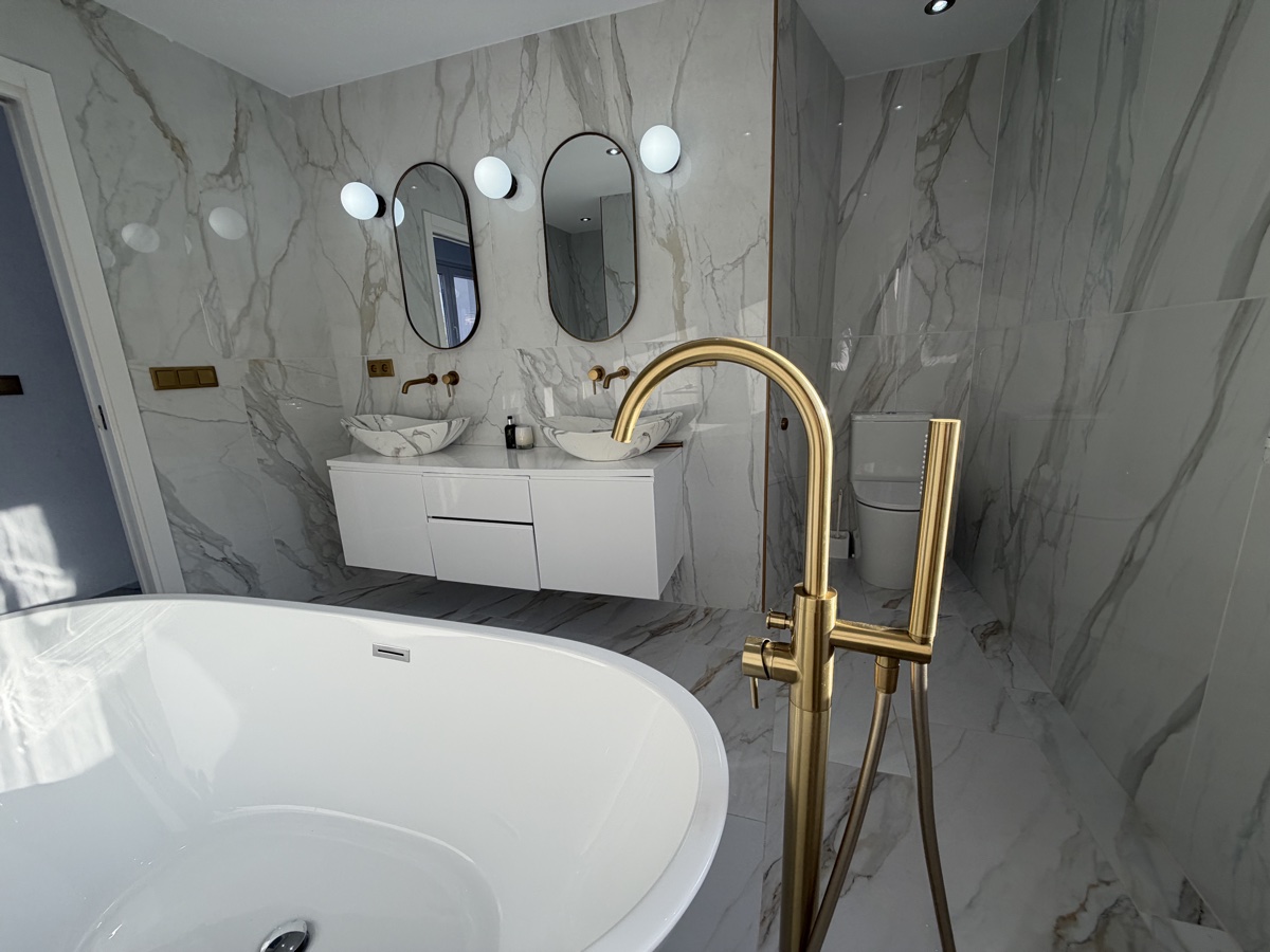 For sale - 6 Bedroom 2 Bathroom Villa in Villamartin - , Villamartin, Alicante, Spain - Alicante