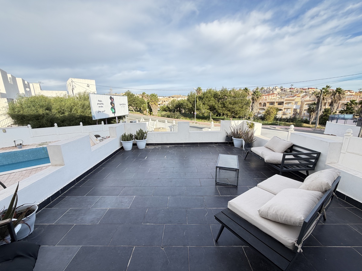 For sale - 6 Bedroom 2 Bathroom Villa in Villamartin - , Villamartin, Alicante, Spain - Alicante