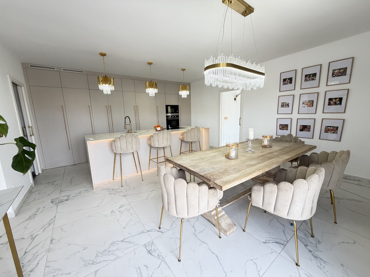 For sale - 6 Bedroom 2 Bathroom Villa in Villamartin - , Villamartin, Alicante, Spain - Alicante