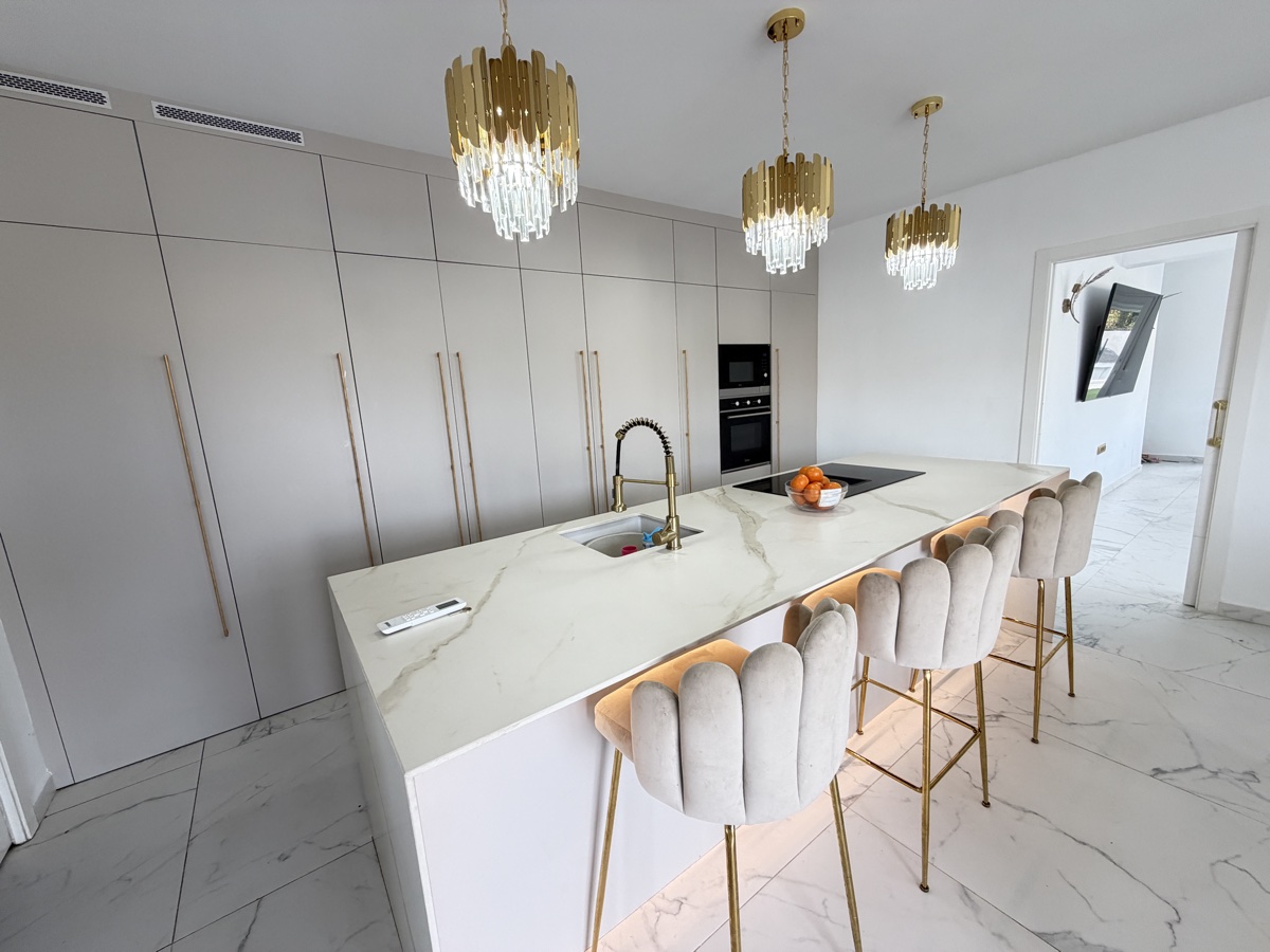 For sale - 6 Bedroom 2 Bathroom Villa in Villamartin - , Villamartin, Alicante, Spain - Alicante