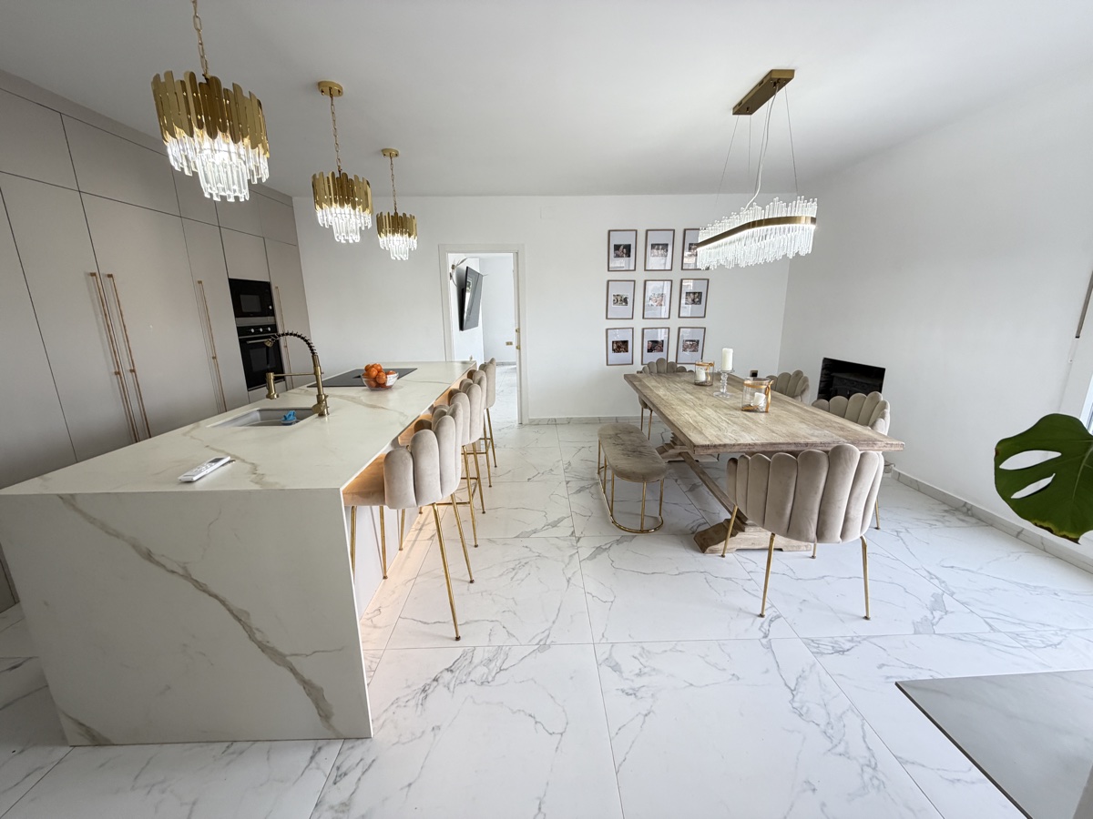 For sale - 6 Bedroom 2 Bathroom Villa in Villamartin - , Villamartin, Alicante, Spain - Alicante