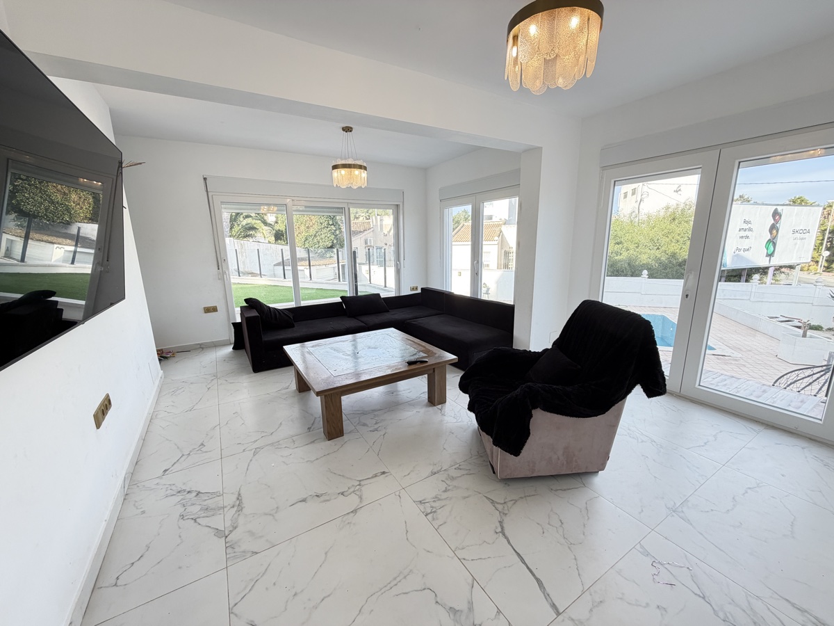 For sale - 6 Bedroom 2 Bathroom Villa in Villamartin - , Villamartin, Alicante, Spain - Alicante