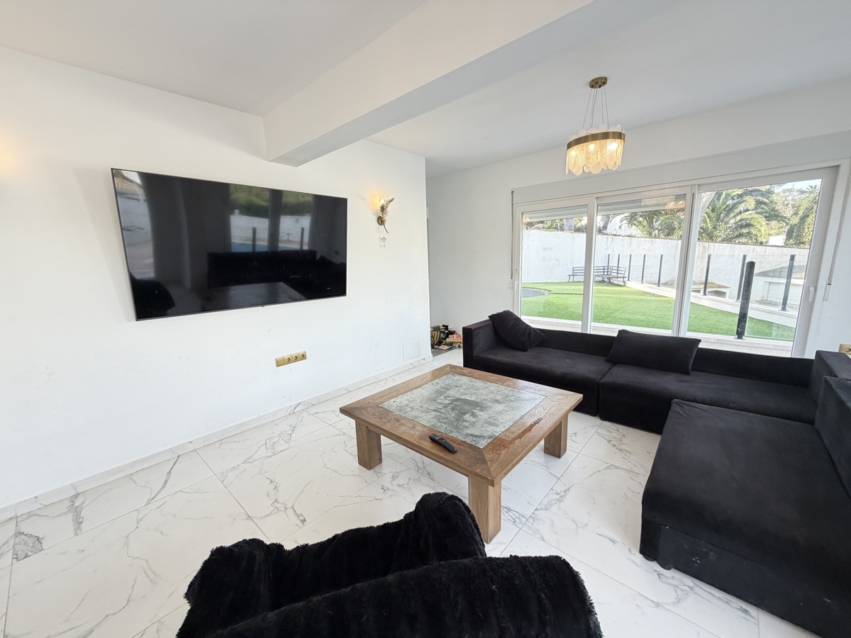 For sale - 6 Bedroom 2 Bathroom Villa in Villamartin - , Villamartin, Alicante, Spain - Alicante