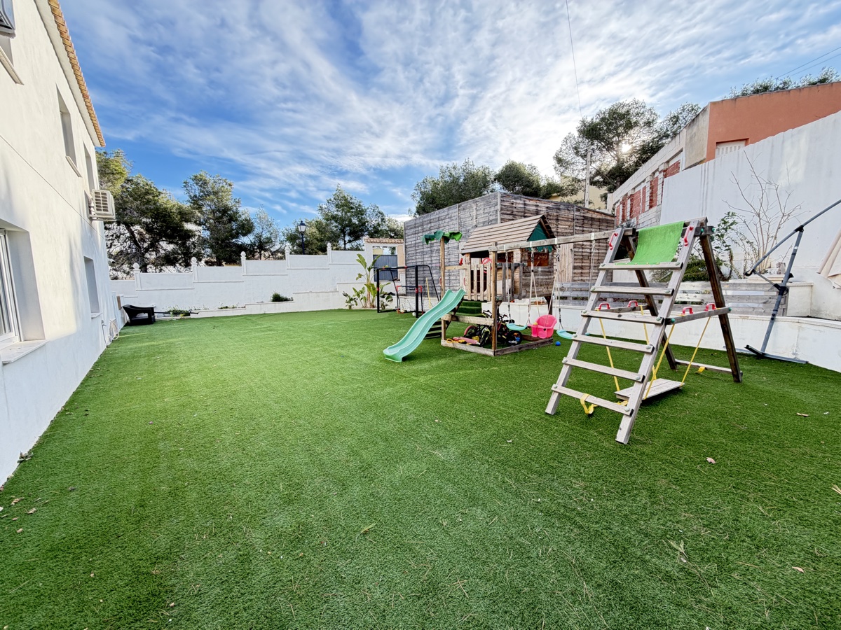 For sale - 6 Bedroom 2 Bathroom Villa in Villamartin - , Villamartin, Alicante, Spain - Alicante