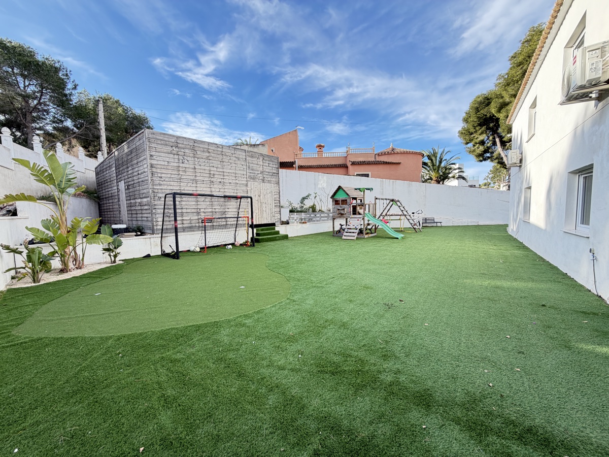 For sale - 6 Bedroom 2 Bathroom Villa in Villamartin - , Villamartin, Alicante, Spain - Alicante