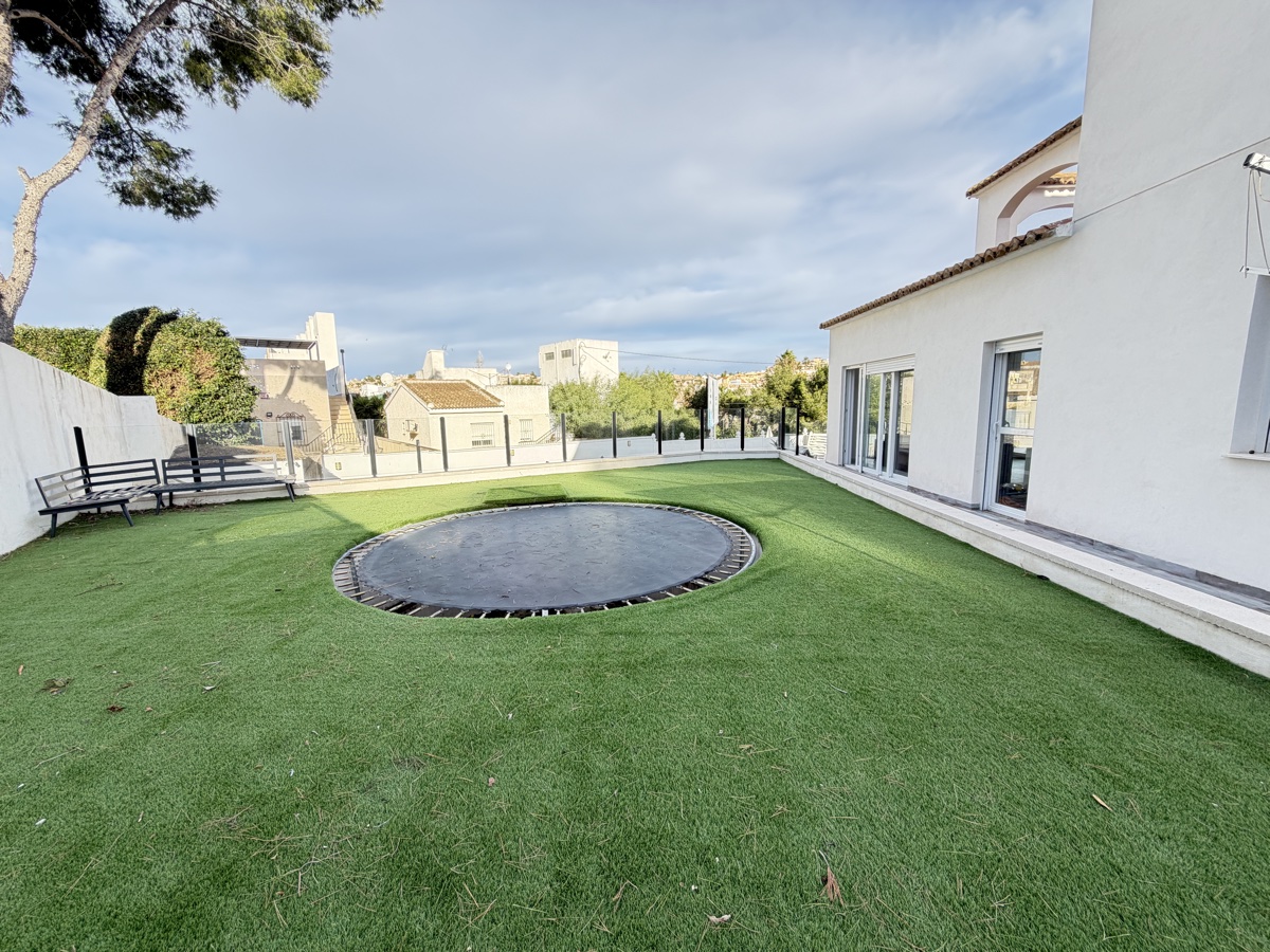 For sale - 6 Bedroom 2 Bathroom Villa in Villamartin - , Villamartin, Alicante, Spain - Alicante