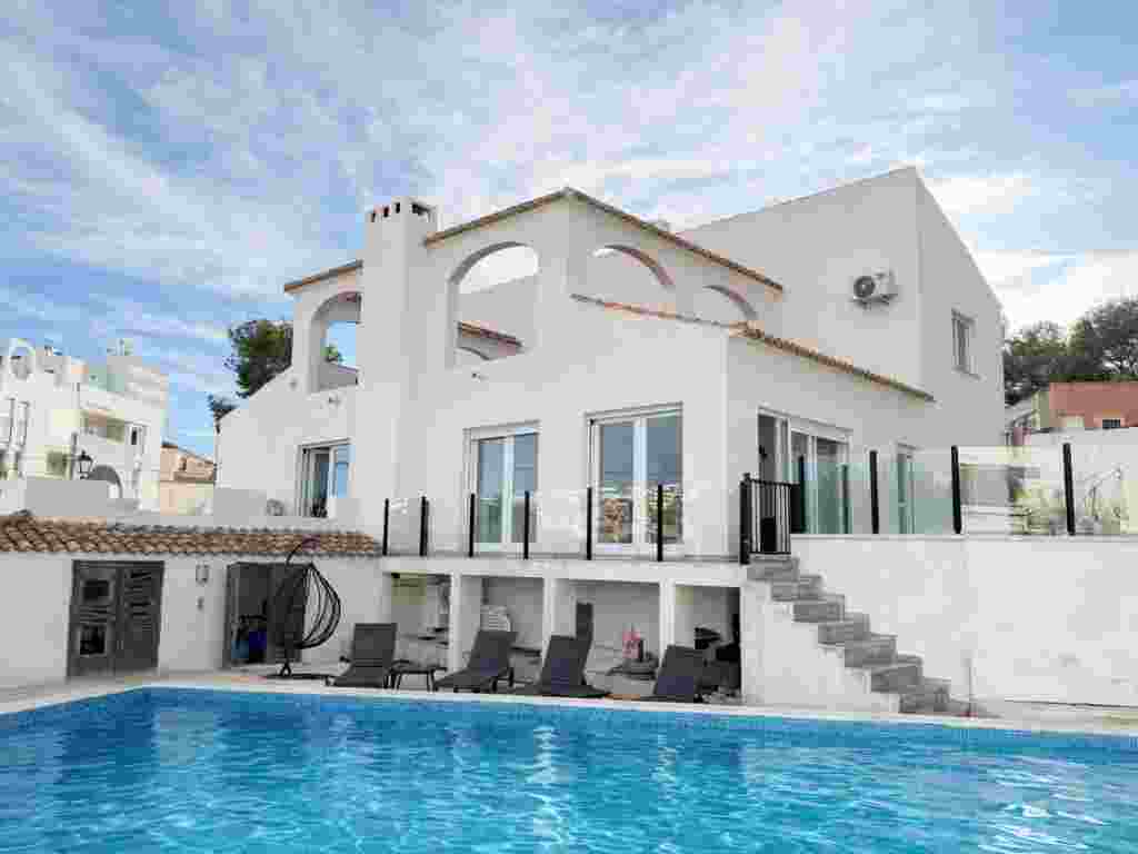 6 Bedroom 2 Bathroom Villa in Villamartin