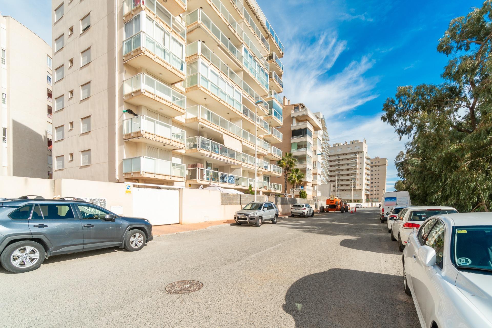 For sale - 3 Bedroom 1 Bathroom Flat in Guardamar del Segura - Puerto Deportivo  - Alicante