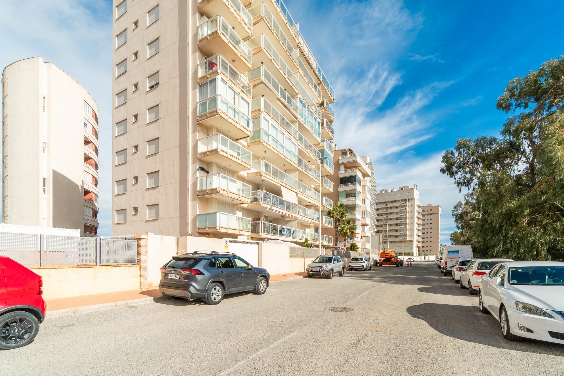For sale - 3 Bedroom 1 Bathroom Flat in Guardamar del Segura - Puerto Deportivo  - Alicante