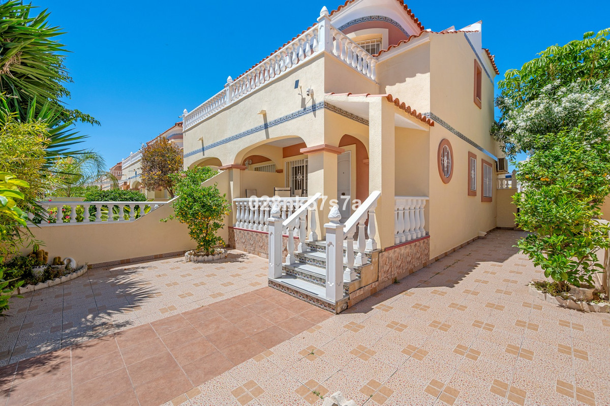 For sale - 3 Bedroom 2 Bathroom House - Townhouse in La Zenia - La Zenia  - Alicante