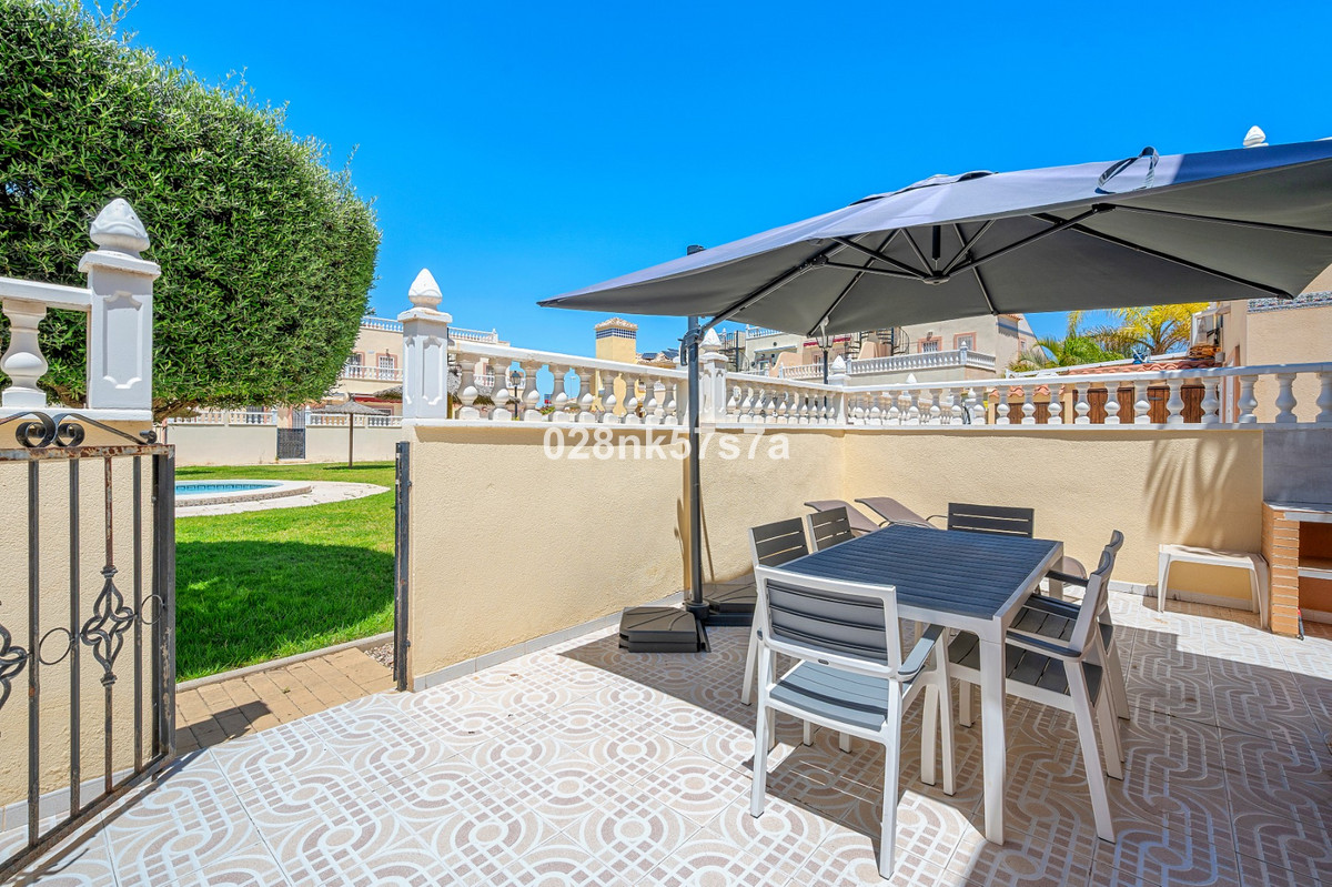 For sale - 3 Bedroom 2 Bathroom House - Townhouse in La Zenia - La Zenia  - Alicante
