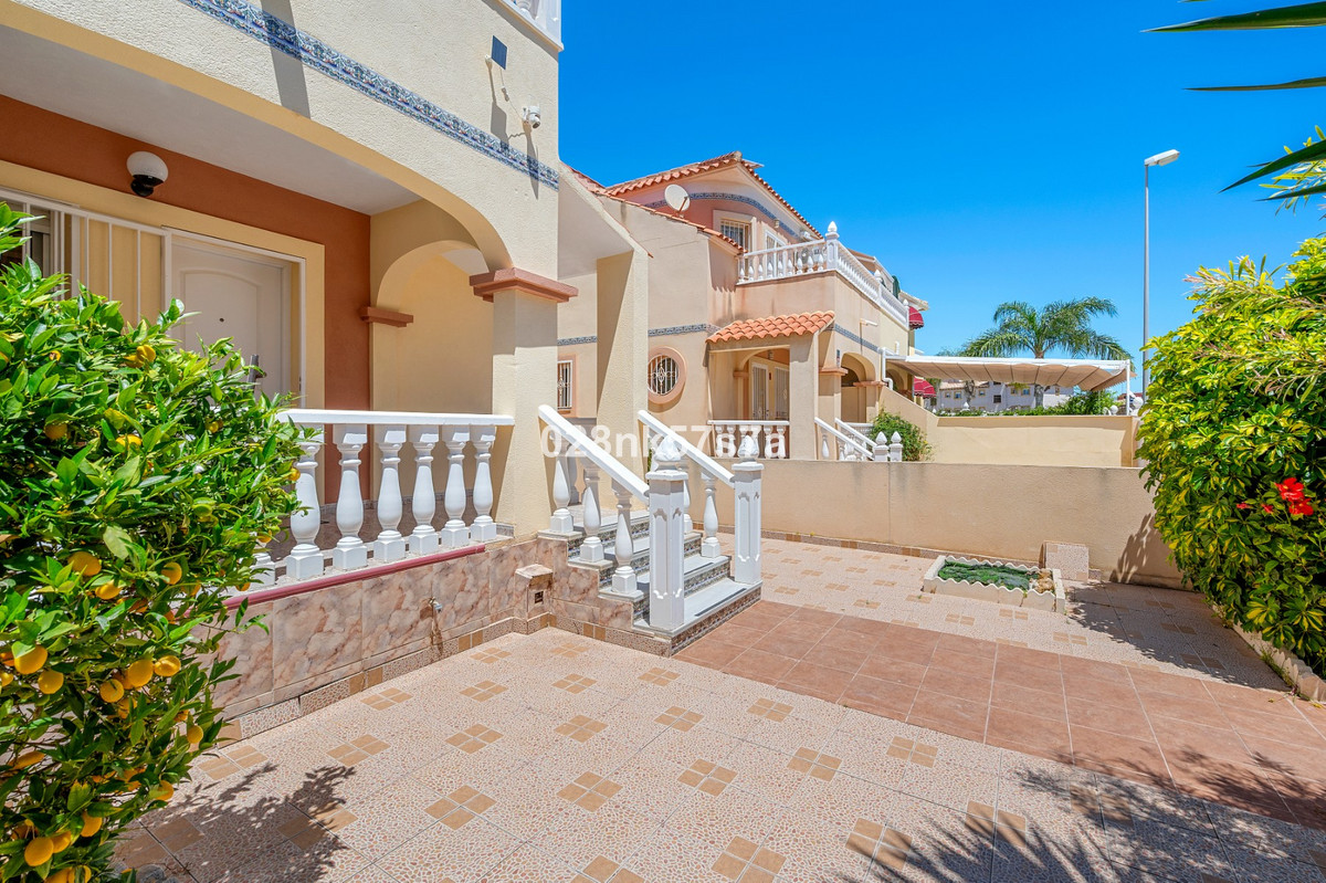 For sale - 3 Bedroom 2 Bathroom House - Townhouse in La Zenia - La Zenia  - Alicante
