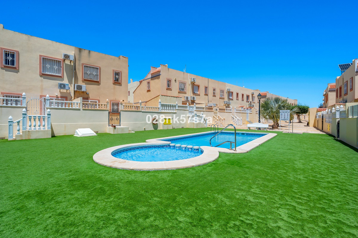For sale - 3 Bedroom 2 Bathroom House - Townhouse in La Zenia - La Zenia  - Alicante