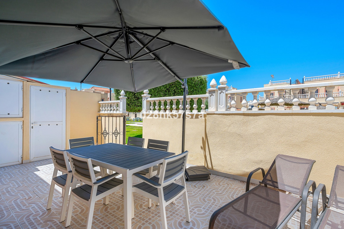 For sale - 3 Bedroom 2 Bathroom House - Townhouse in La Zenia - La Zenia  - Alicante