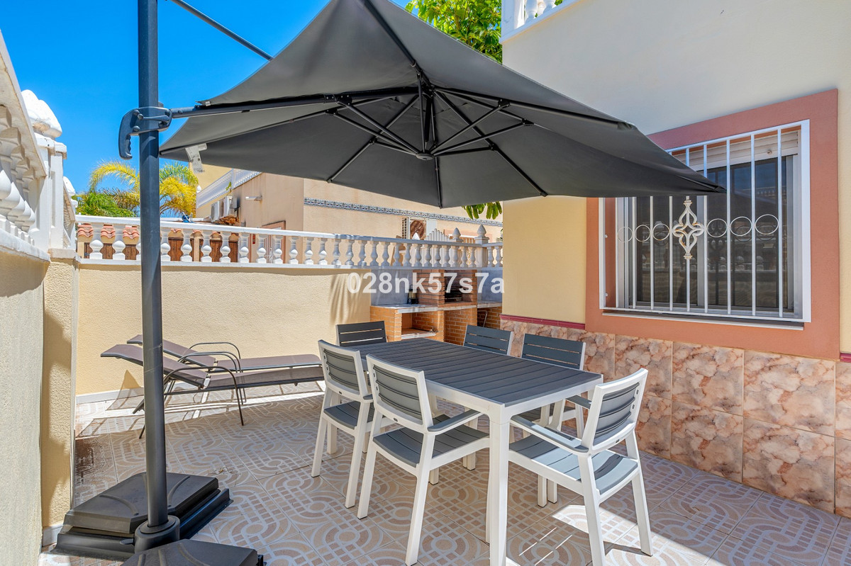 For sale - 3 Bedroom 2 Bathroom House - Townhouse in La Zenia - La Zenia  - Alicante