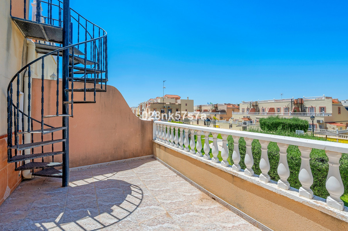 For sale - 3 Bedroom 2 Bathroom House - Townhouse in La Zenia - La Zenia  - Alicante