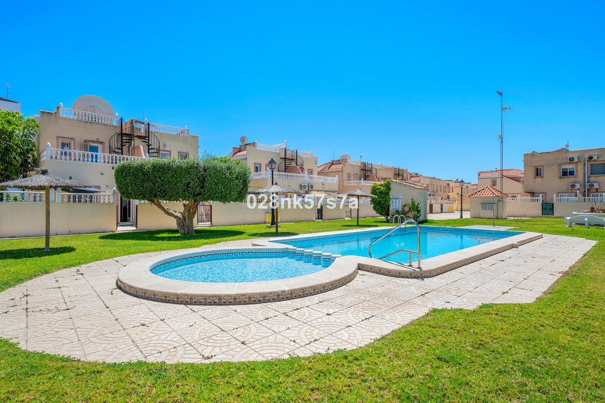 For sale - 3 Bedroom 2 Bathroom House - Townhouse in La Zenia - La Zenia  - Alicante