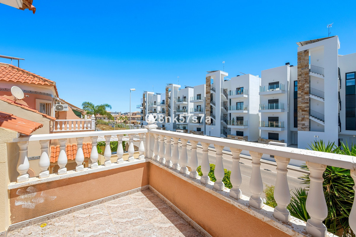 For sale - 3 Bedroom 2 Bathroom House - Townhouse in La Zenia - La Zenia  - Alicante