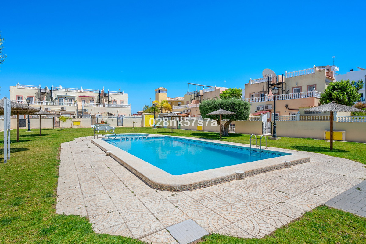 For sale - 3 Bedroom 2 Bathroom House - Townhouse in La Zenia - La Zenia  - Alicante