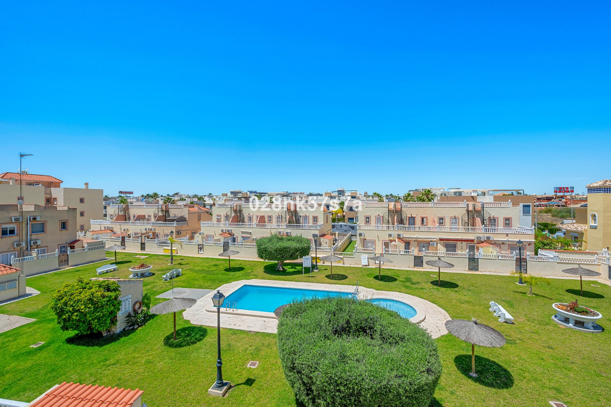 For sale - 3 Bedroom 2 Bathroom House - Townhouse in La Zenia - La Zenia  - Alicante