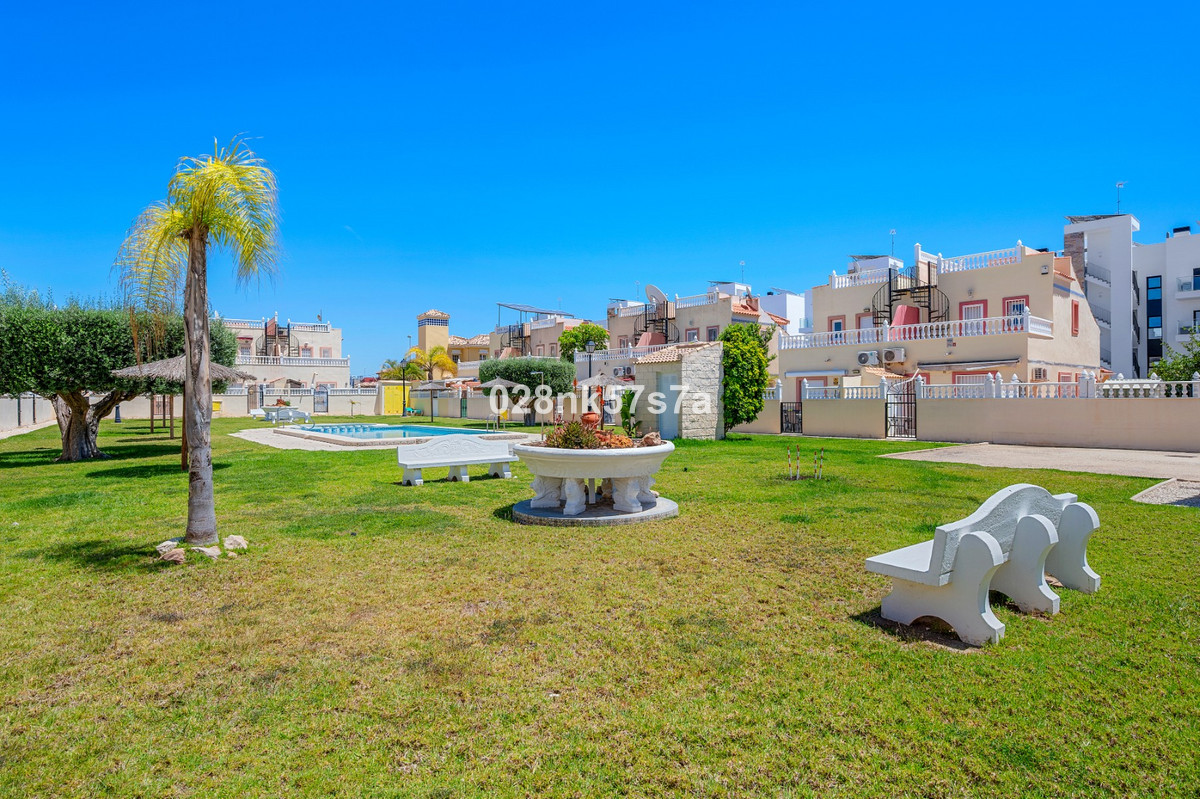 For sale - 3 Bedroom 2 Bathroom House - Townhouse in La Zenia - La Zenia  - Alicante