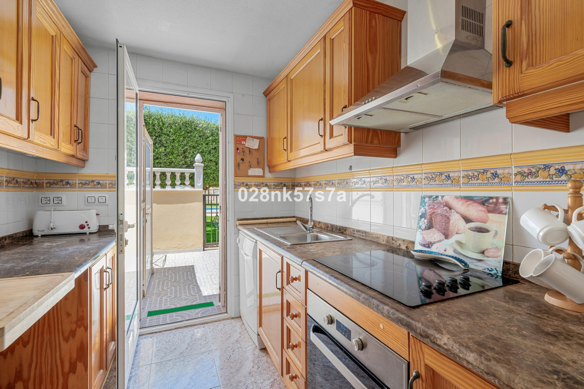 For sale - 3 Bedroom 2 Bathroom House - Townhouse in La Zenia - La Zenia  - Alicante