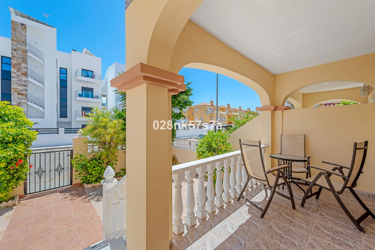 For sale - 3 Bedroom 2 Bathroom House - Townhouse in La Zenia - La Zenia  - Alicante