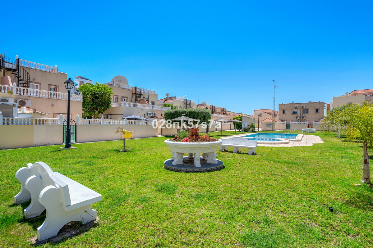 For sale - 3 Bedroom 2 Bathroom House - Townhouse in La Zenia - La Zenia  - Alicante