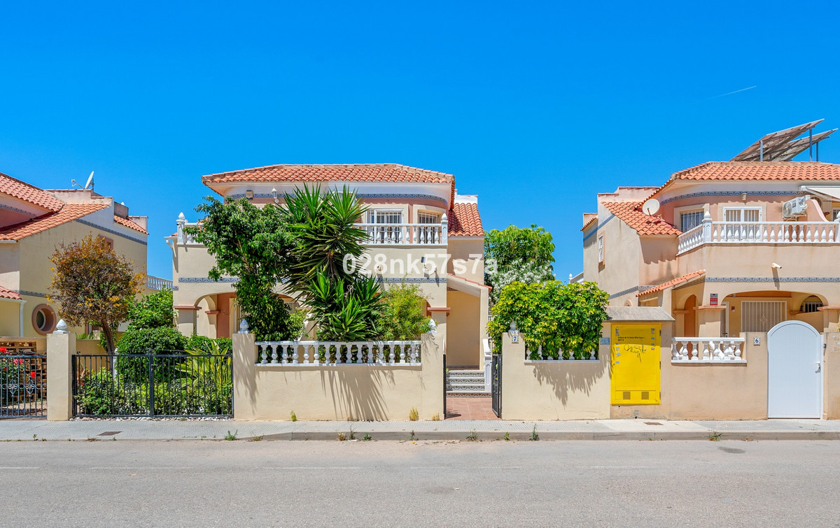 For sale - 3 Bedroom 2 Bathroom House - Townhouse in La Zenia - La Zenia  - Alicante