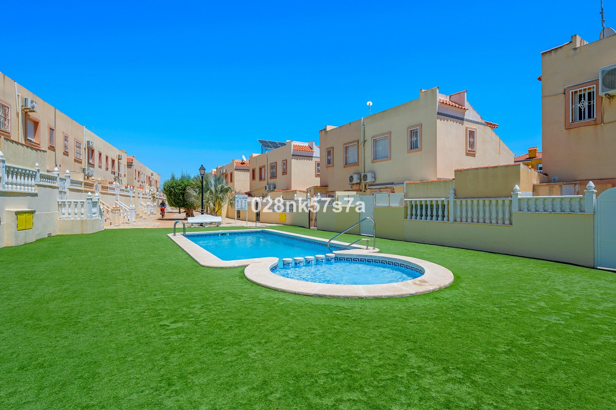 For sale - 3 Bedroom 2 Bathroom House - Townhouse in La Zenia - La Zenia  - Alicante