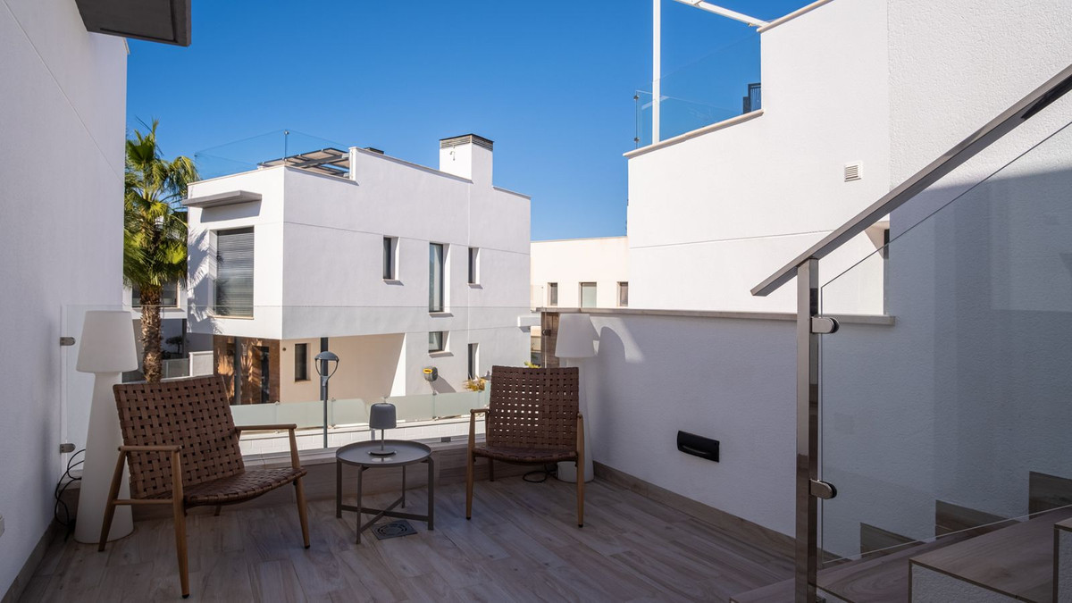 For sale - 3 Bedroom 3 Bathroom House - Detached Villa in Orihuela - Lomas de Cabo Roig  - Alicante