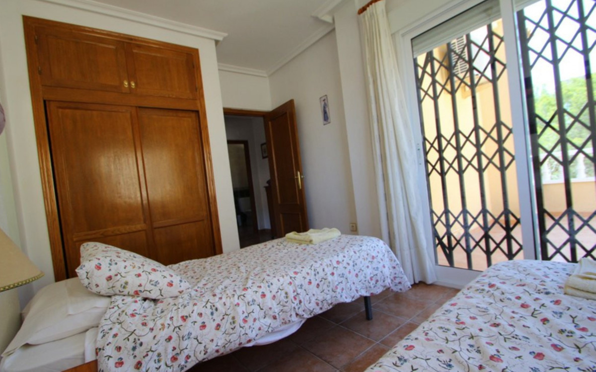 Sold - 4 Bedroom 2 Bathroom Detached Villa in Villamartin - Villamartin  - Alicante