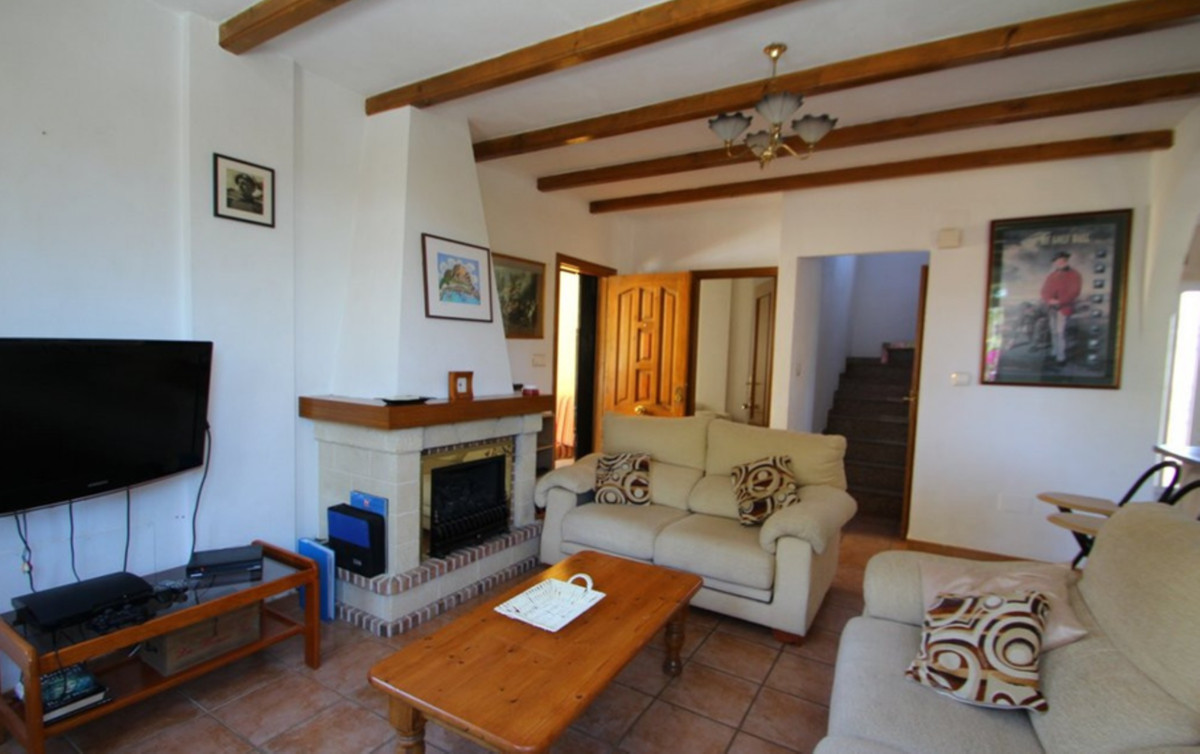 Sold - 4 Bedroom 2 Bathroom Detached Villa in Villamartin - Villamartin  - Alicante