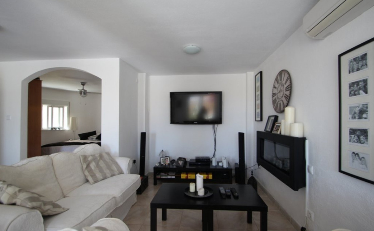Sold - 4 Bedroom 2 Bathroom Detached Villa in Villamartin - Villamartin  - Alicante