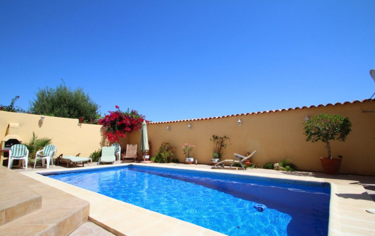 Sold - 4 Bedroom 2 Bathroom Detached Villa in Villamartin - Villamartin  - Alicante