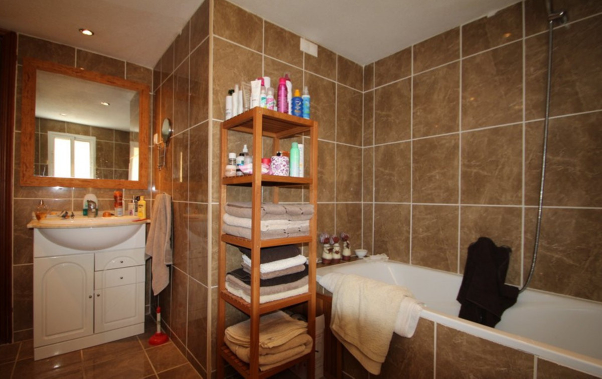 Sold - 4 Bedroom 2 Bathroom Detached Villa in Villamartin - Villamartin  - Alicante